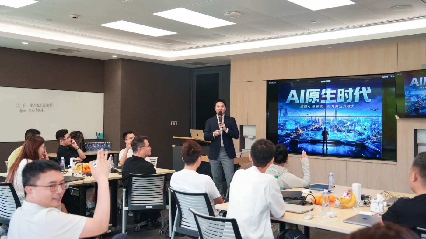 通问AI实训营授课现场 · 学员积极互动提问