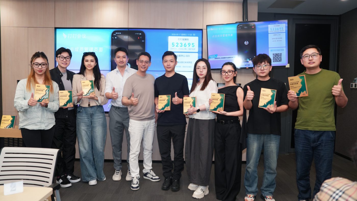 通问AI商业战略实训营 · 优秀学员奖颁奖合影,学员手持奖牌竖起大拇指
