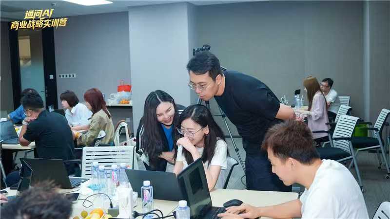 通问AI商业战略实训营现场 · 讲师为学员一对一指导实操